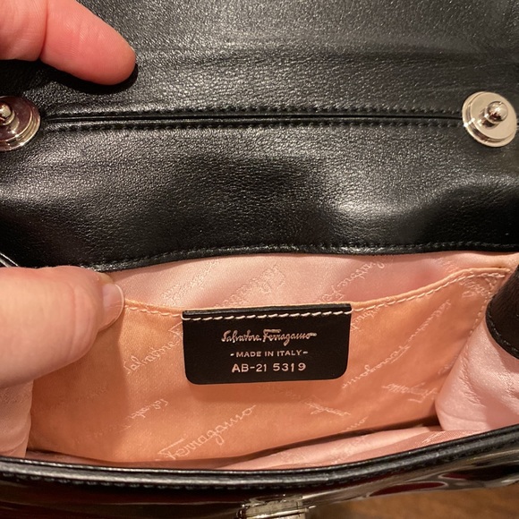 COPY - Authentic vintage Ferragamo evening bag, black patent shoulder or cross … - Picture 5 of 10